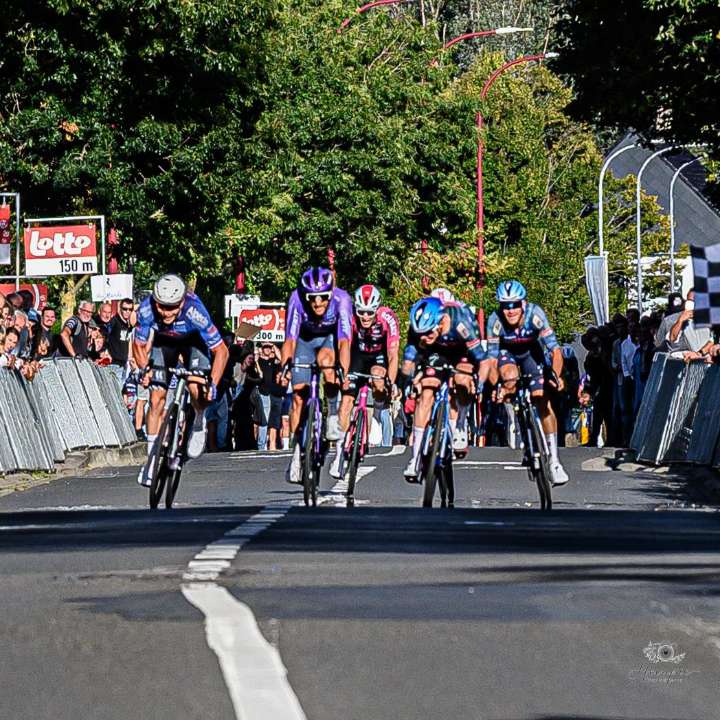 Renners in volle sprint tijdens Izegem Koers
