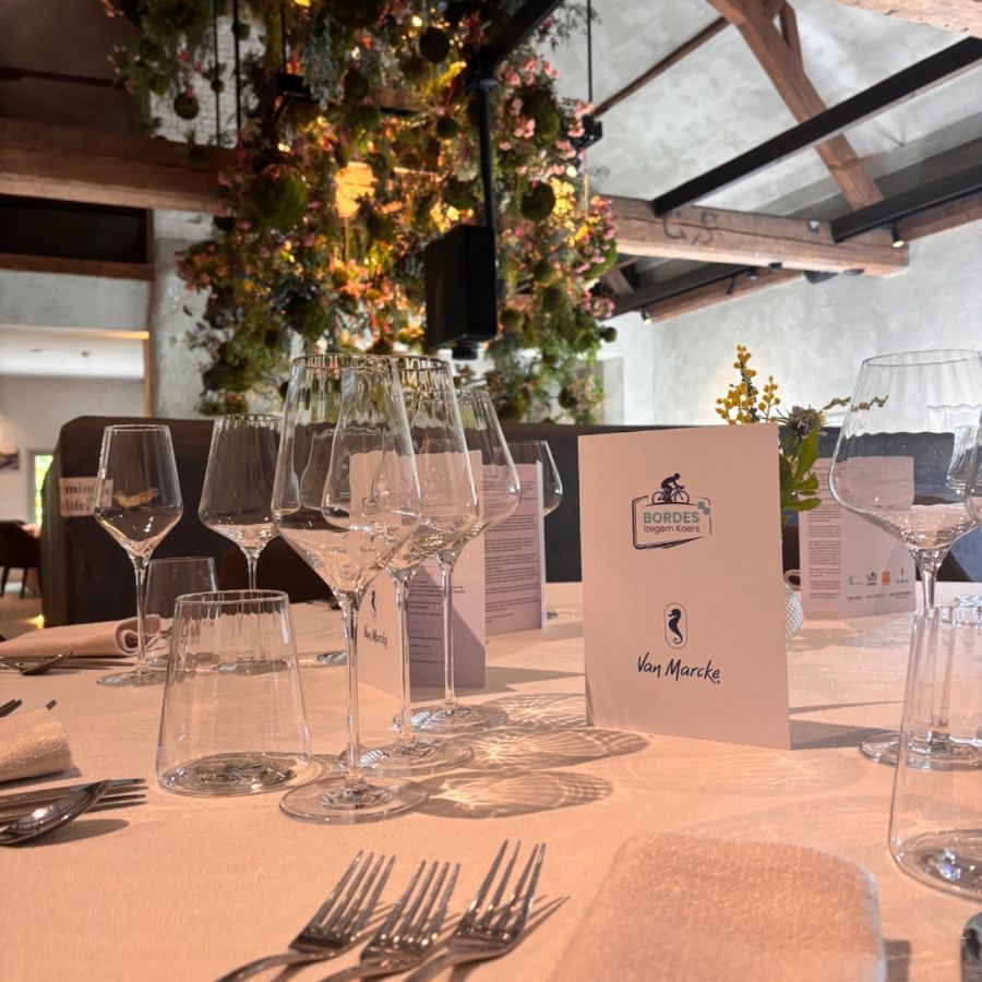 Gedekte VIP-tafels in de feestzaal van gastrobar Vonk